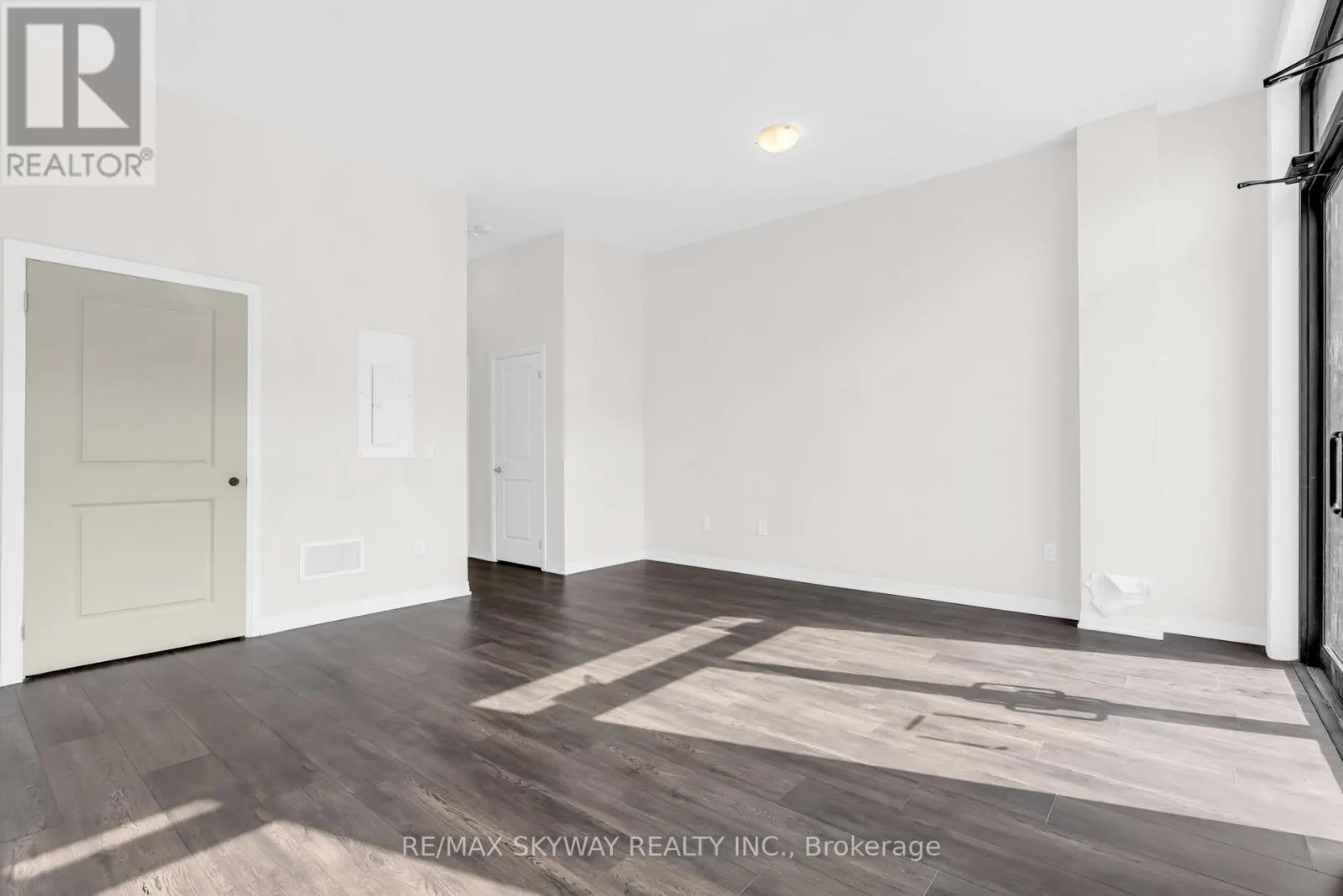 106 - 585 COLBORNE STREET E