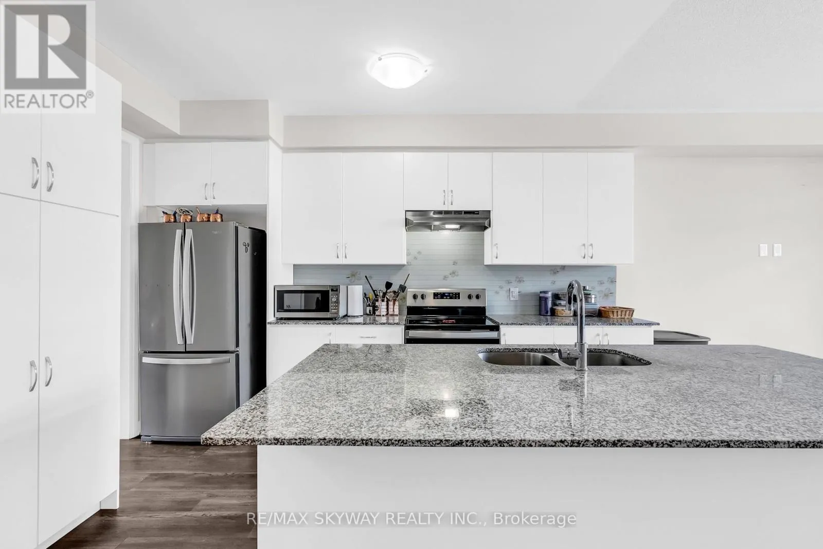 106 - 585 COLBORNE STREET E