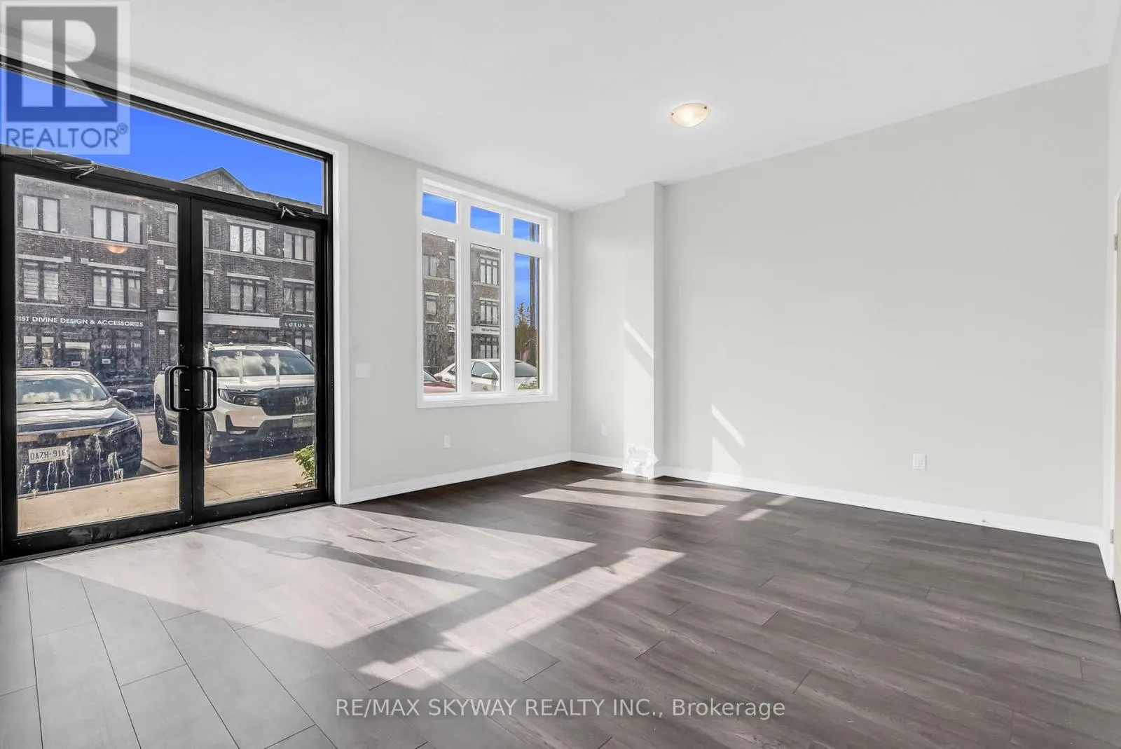 106 - 585 COLBORNE STREET E