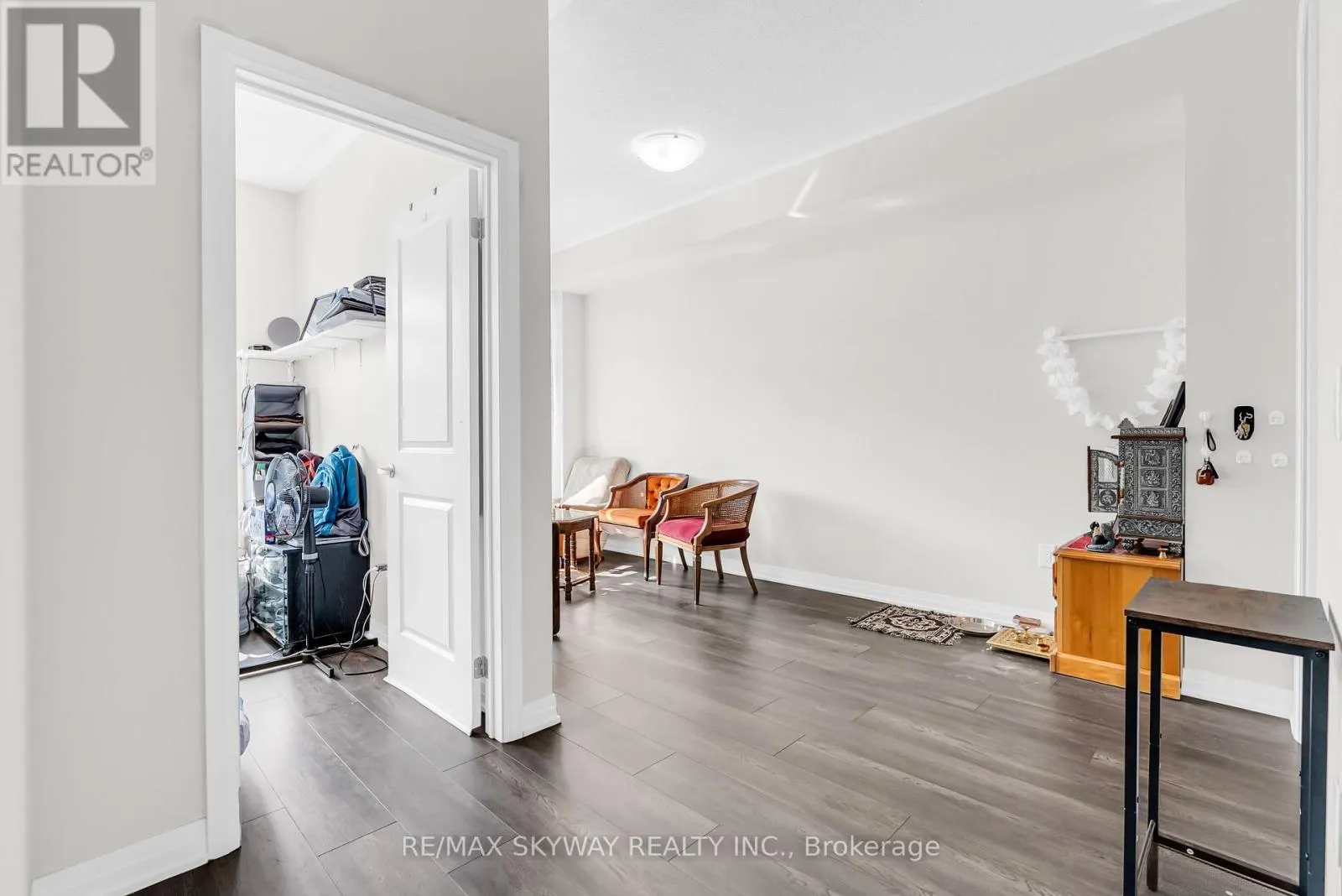 106 - 585 COLBORNE STREET E