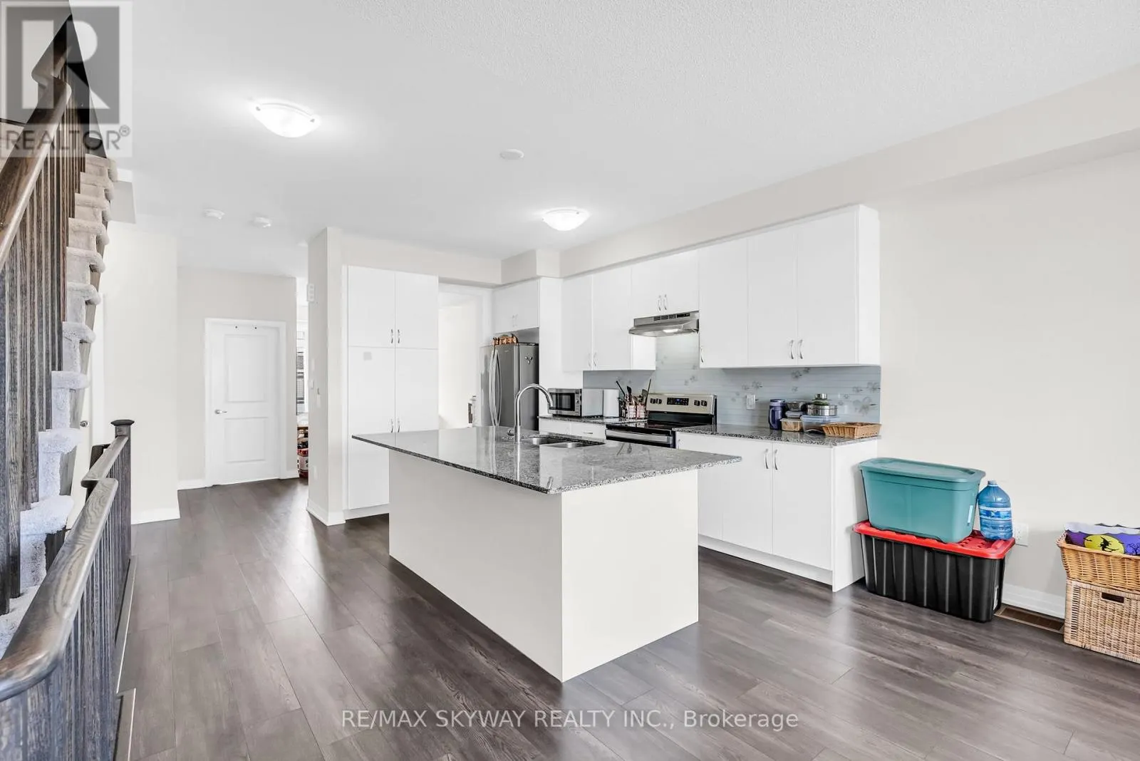 106 - 585 COLBORNE STREET E