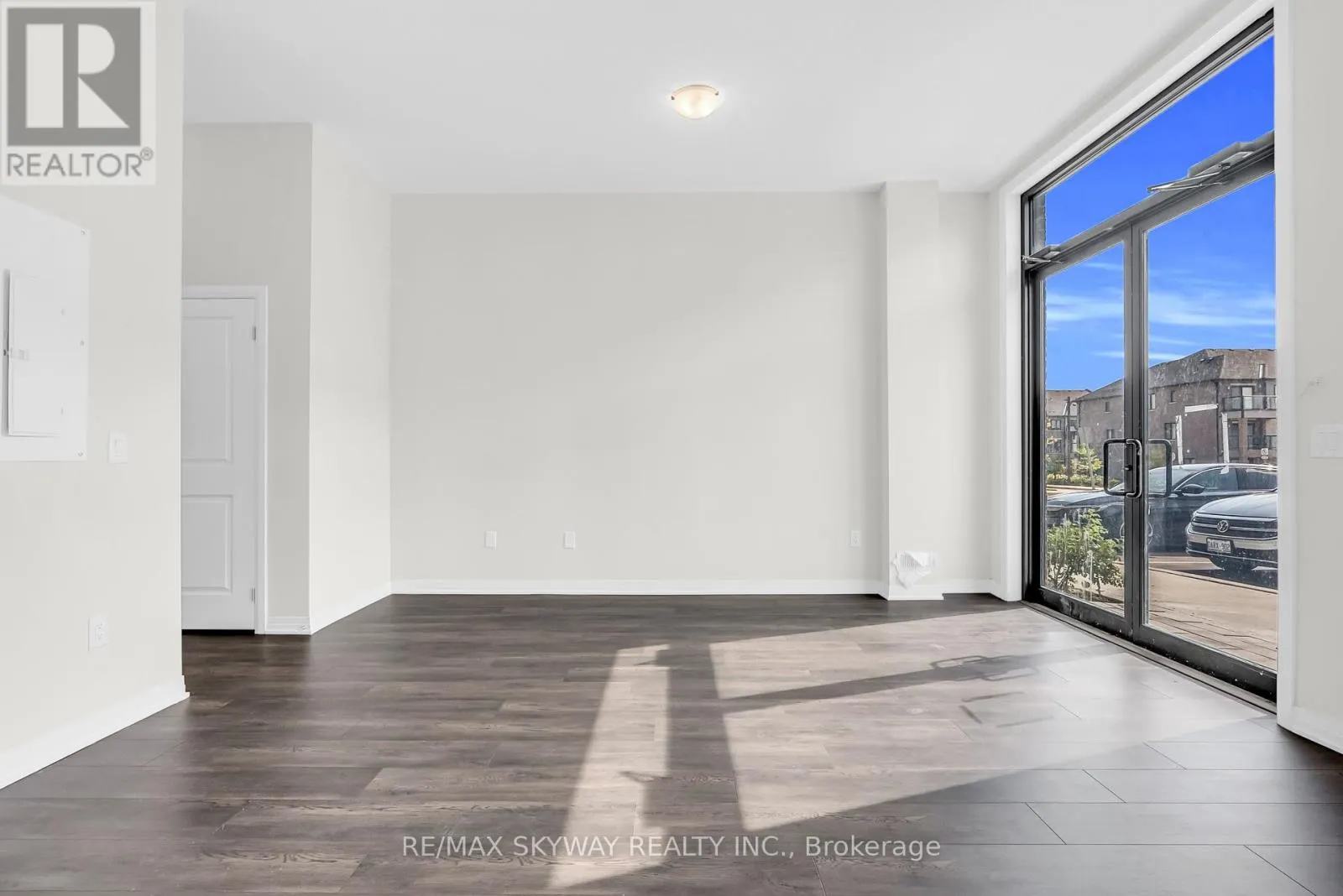 106 - 585 COLBORNE STREET E