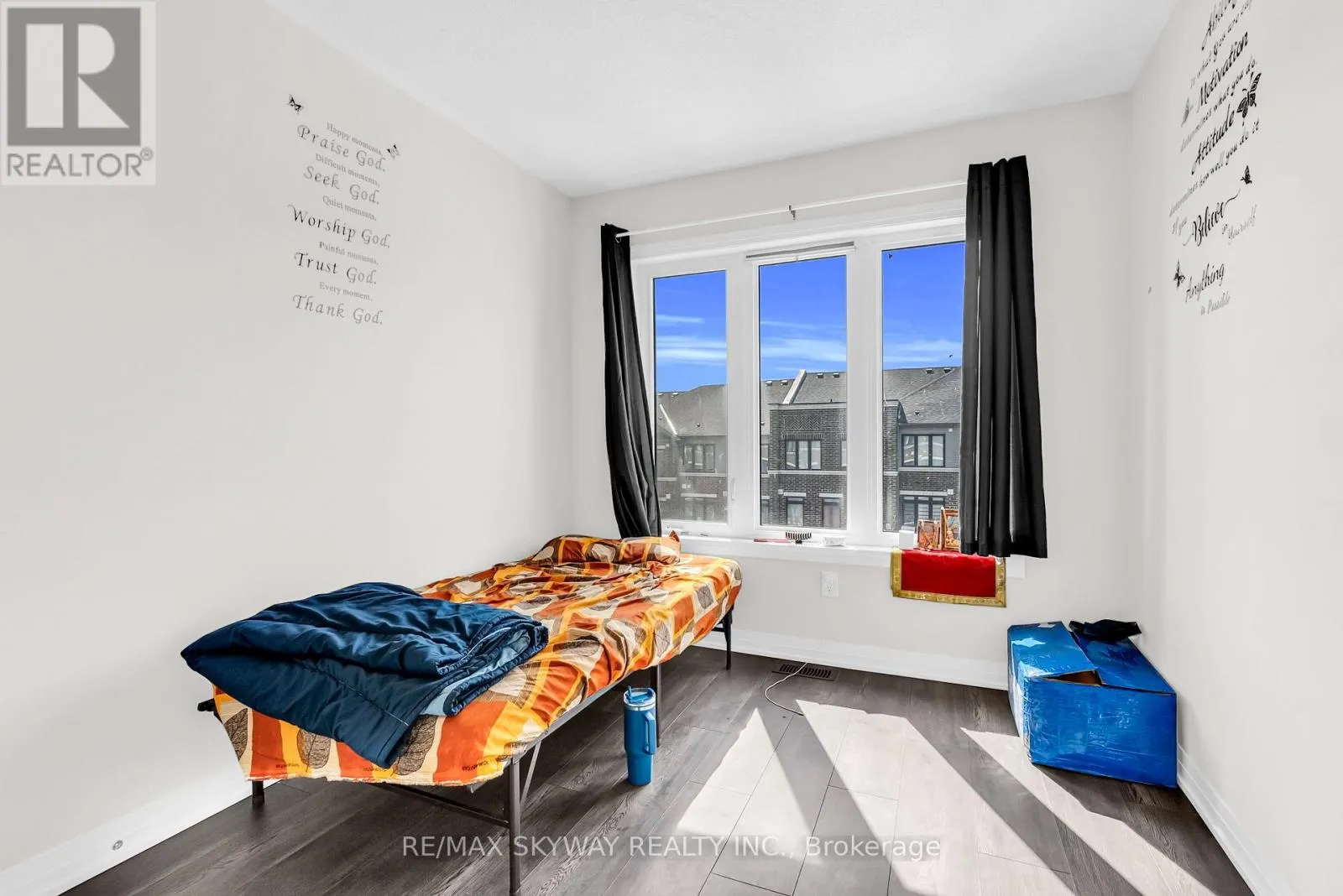 106 - 585 COLBORNE STREET E