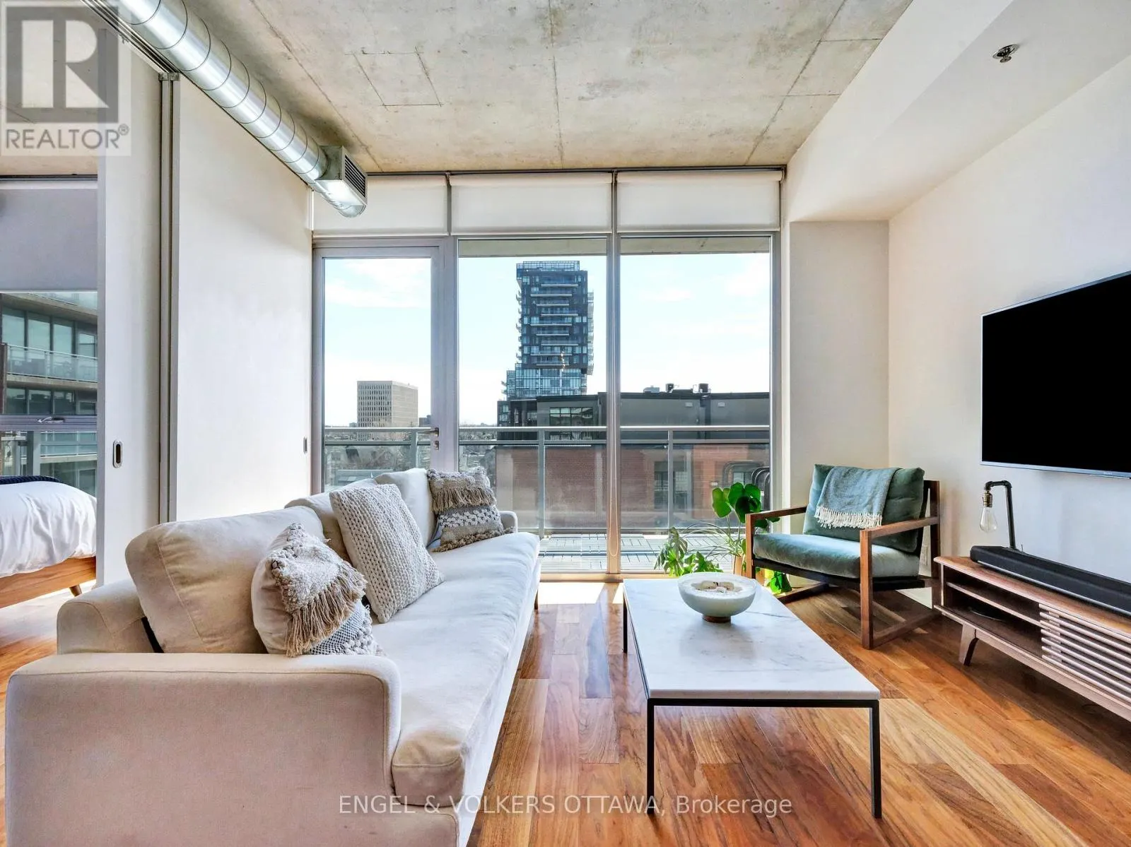 516 - 360 MCLEOD STREET