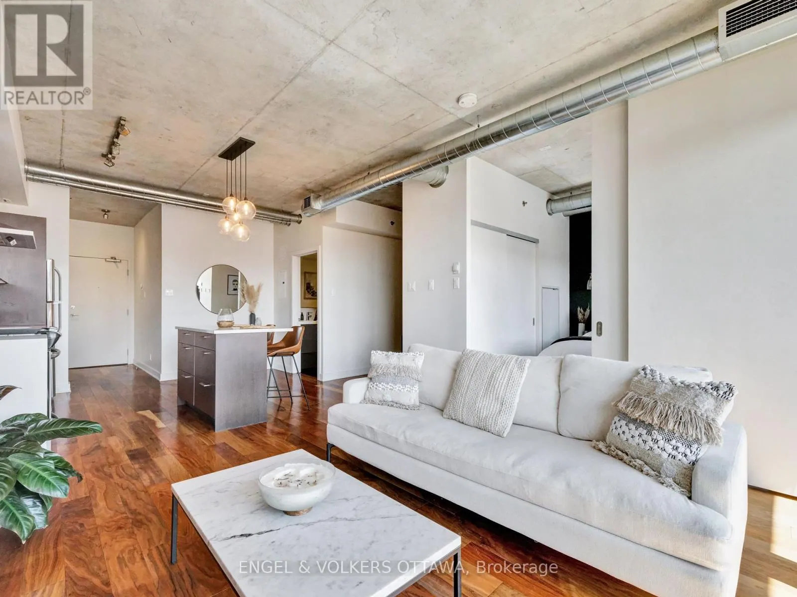 516 - 360 MCLEOD STREET