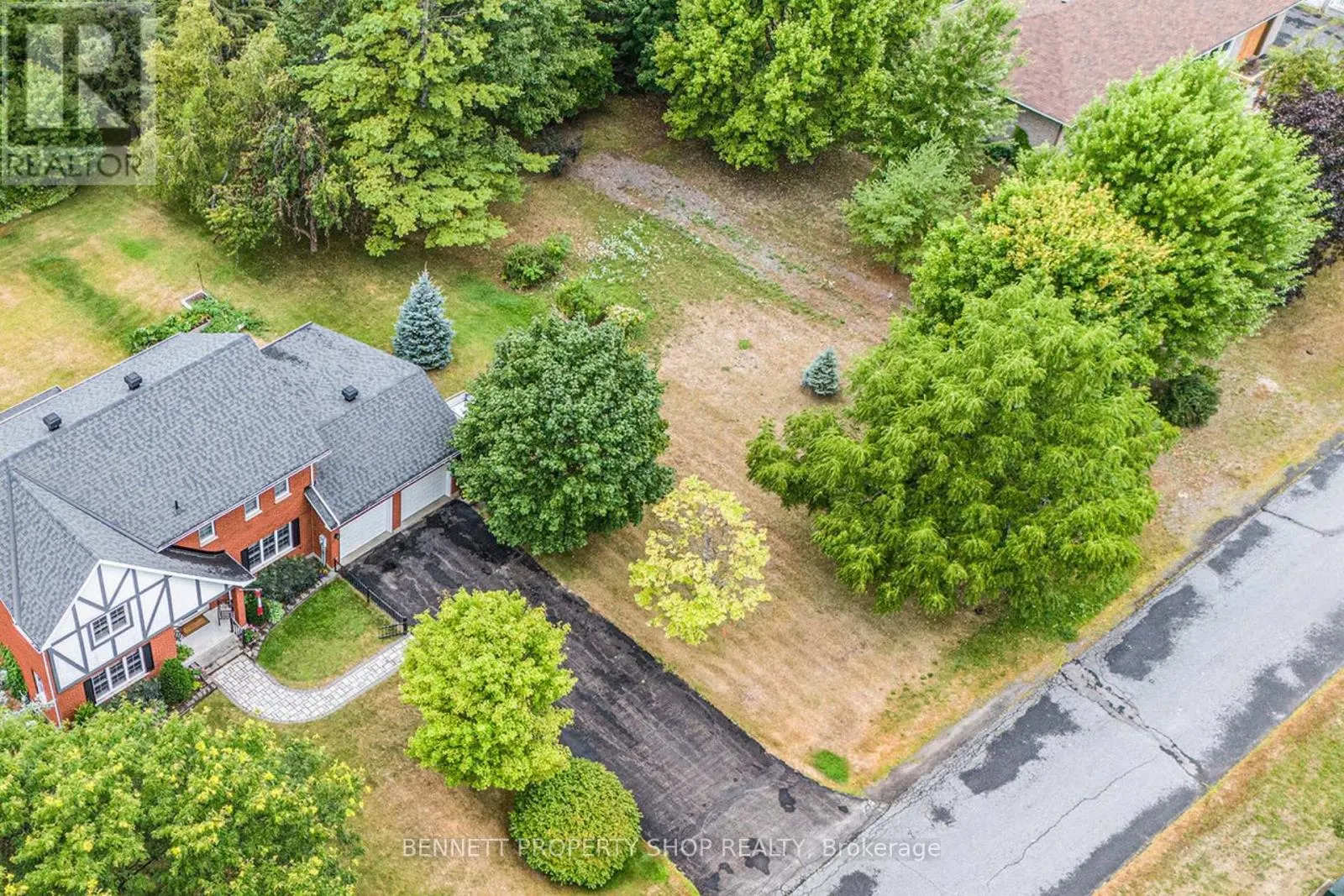 2 FAIRHOLME DRIVE