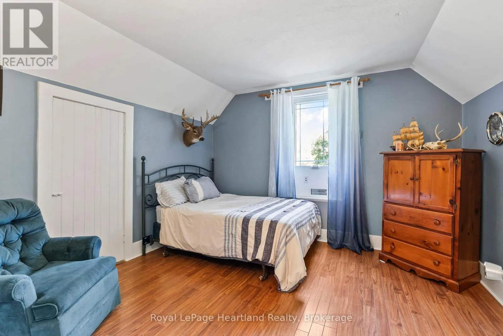 1043 QUEEN STREET
