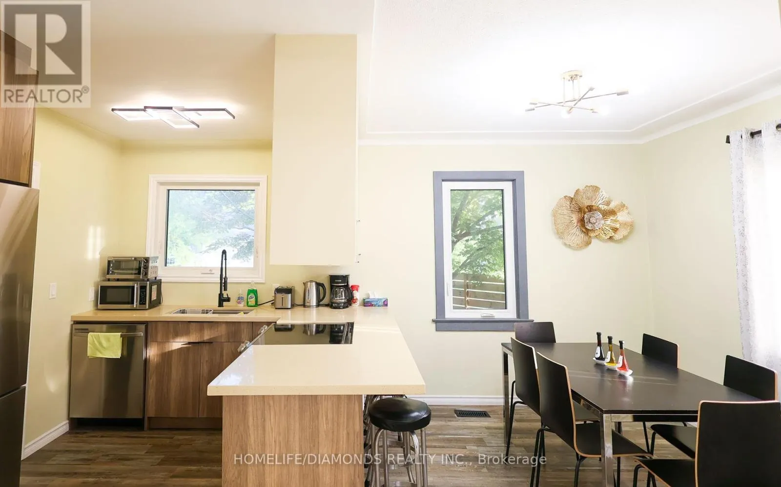 UPPER - 6178 DRUMMOND ROAD