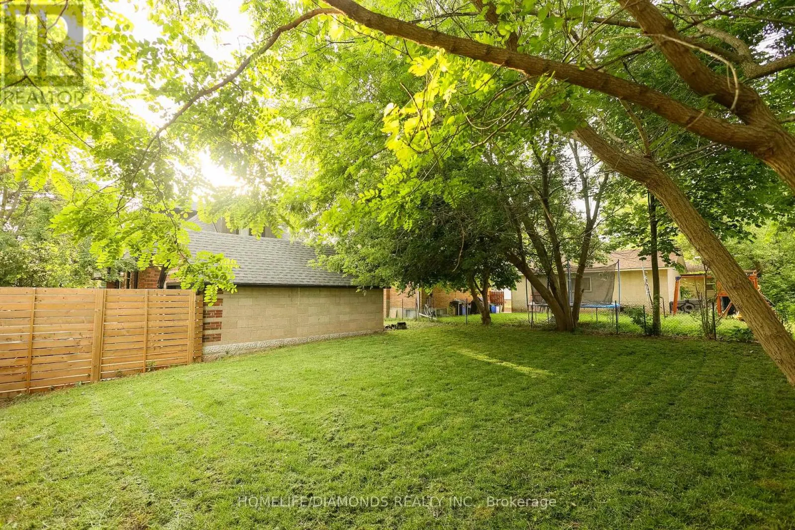 UPPER - 6178 DRUMMOND ROAD