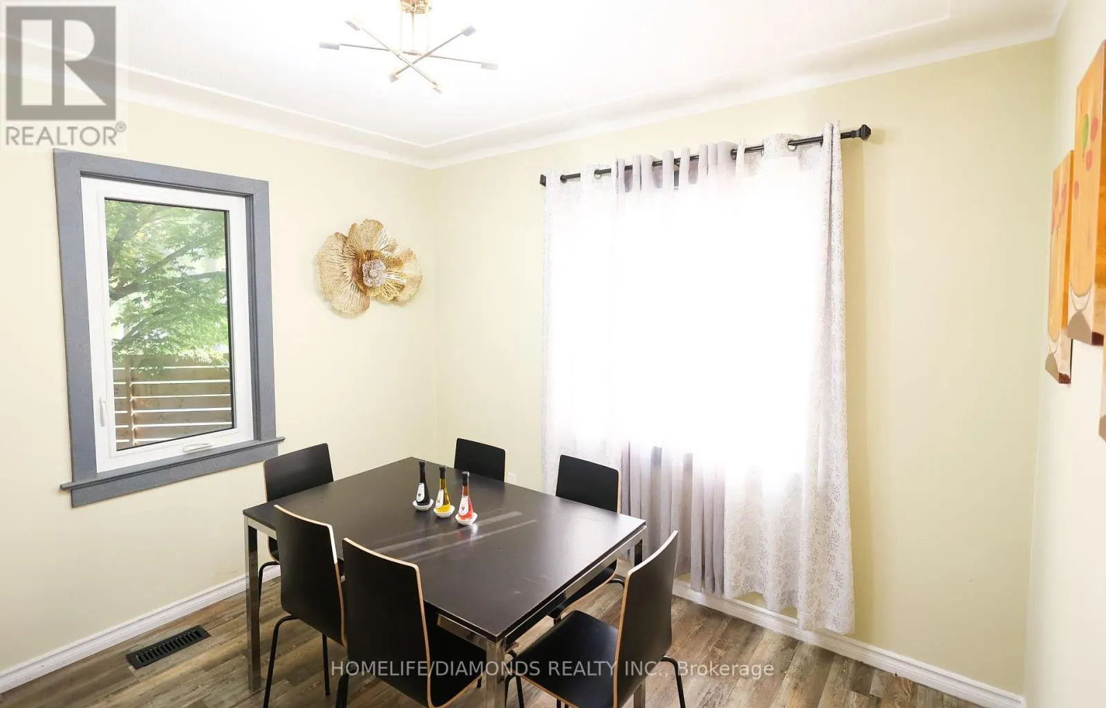 UPPER - 6178 DRUMMOND ROAD