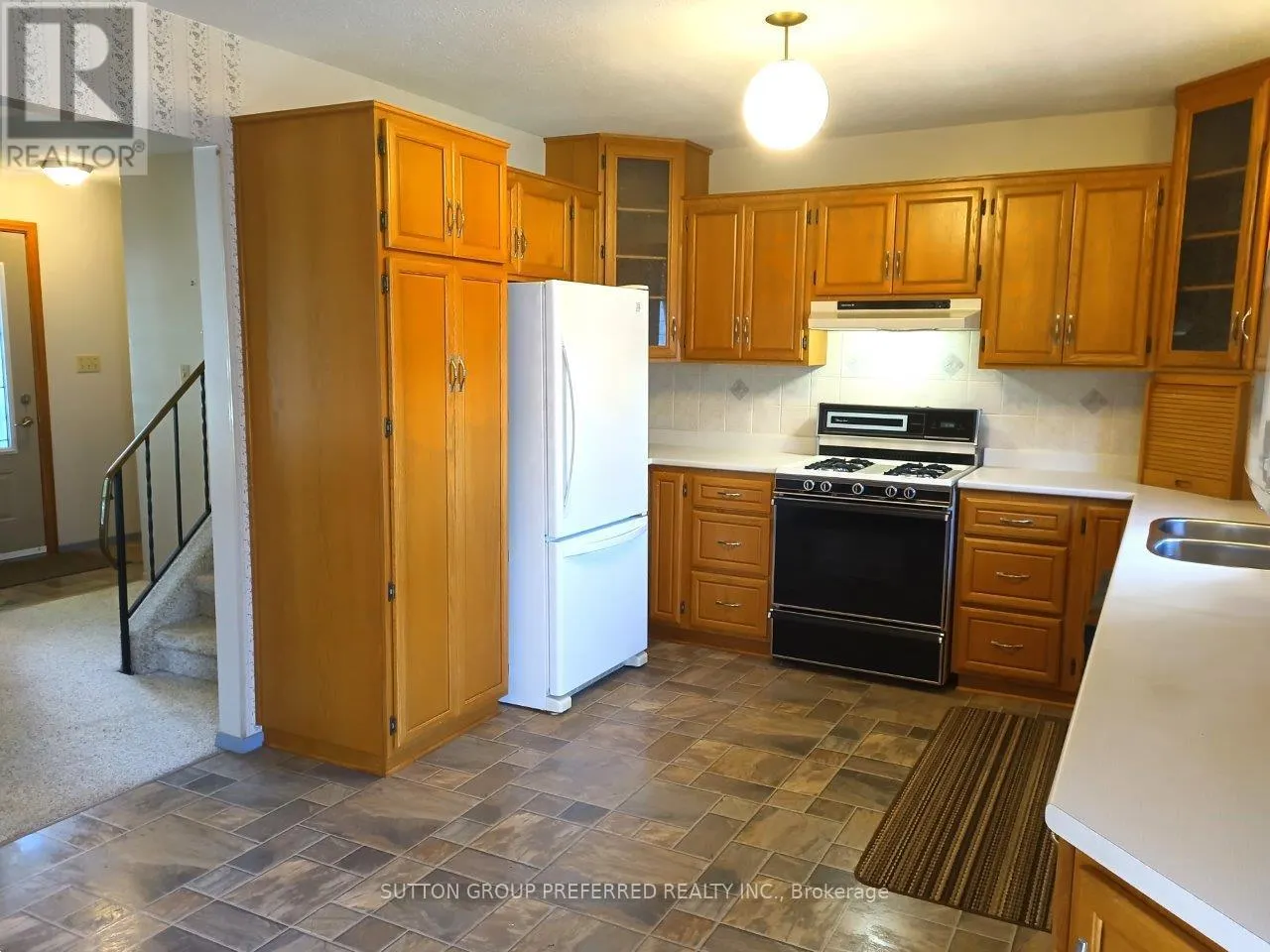 566 ALBERT BOULEVARD