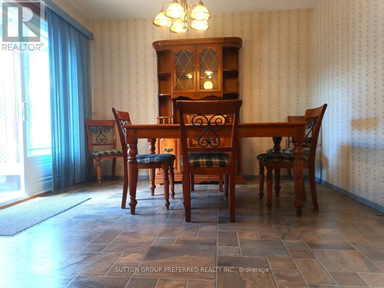 566 ALBERT BOULEVARD