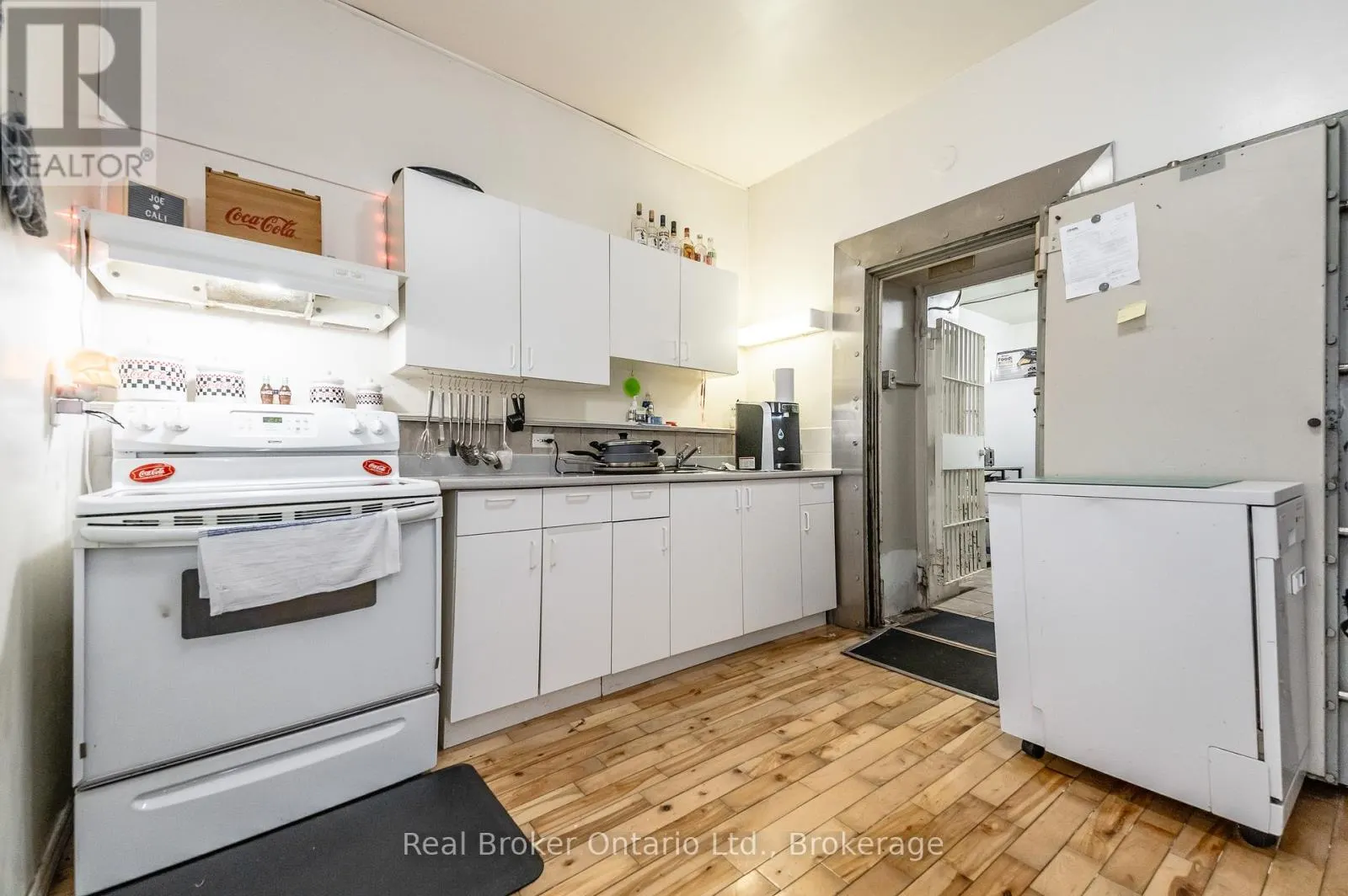 26 QUEEN STREET E