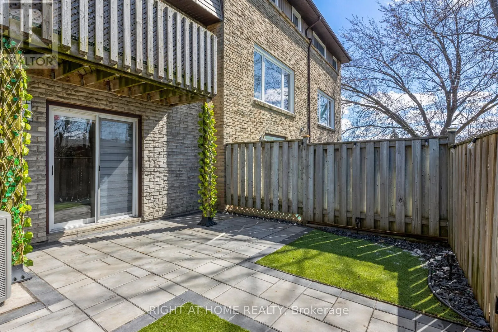 3 - 985 LIMERIDGE ROAD E