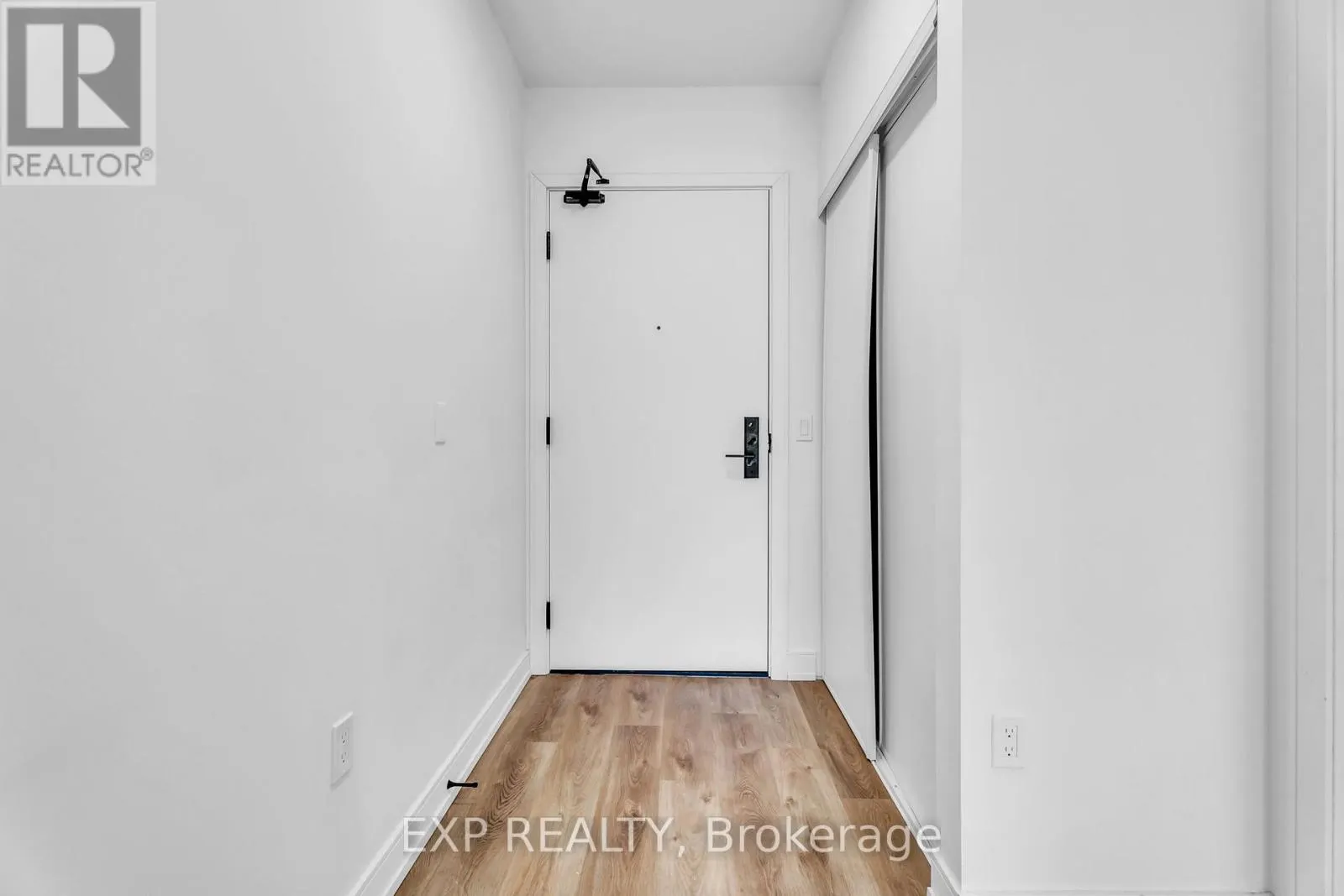 828 - 1 JARVIS STREET
