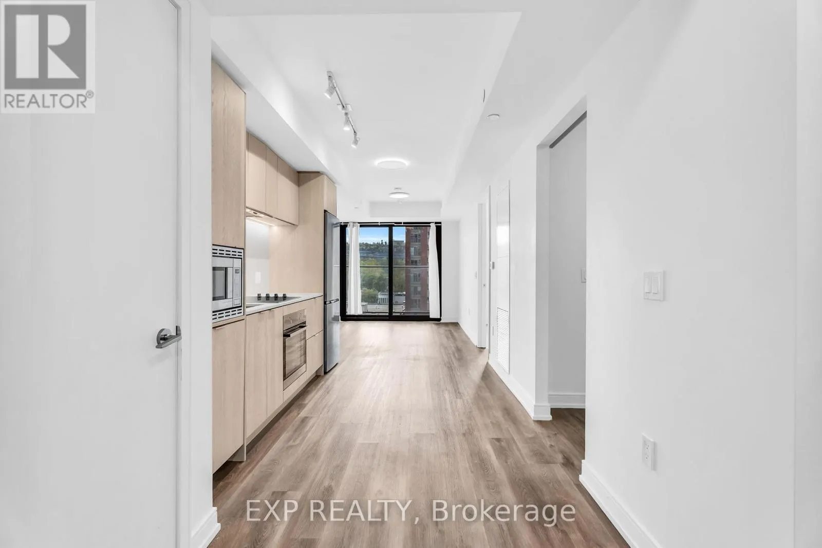 828 - 1 JARVIS STREET