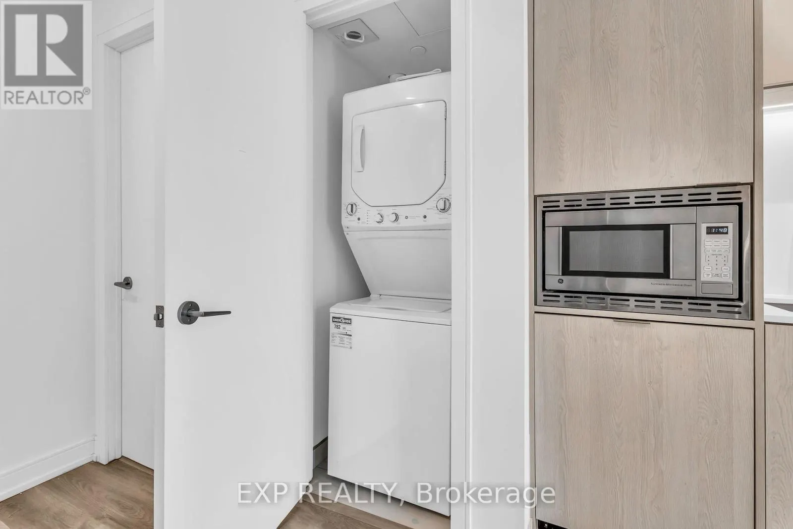 828 - 1 JARVIS STREET