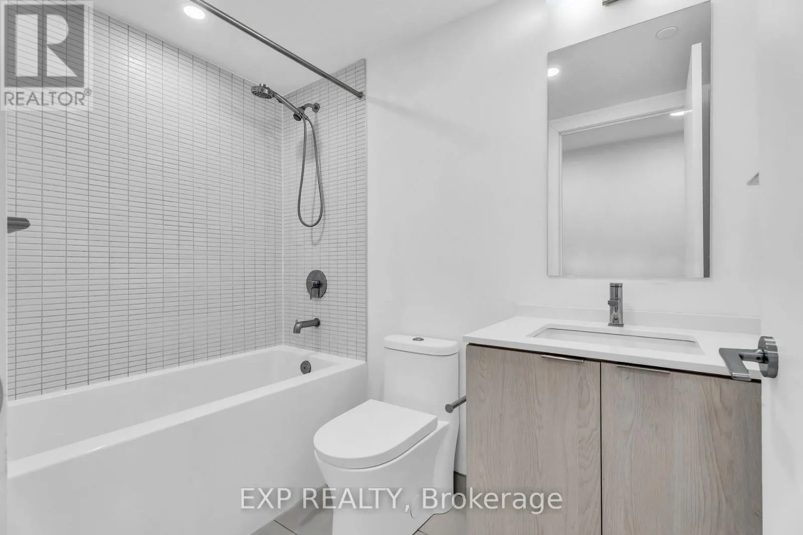 828 - 1 JARVIS STREET