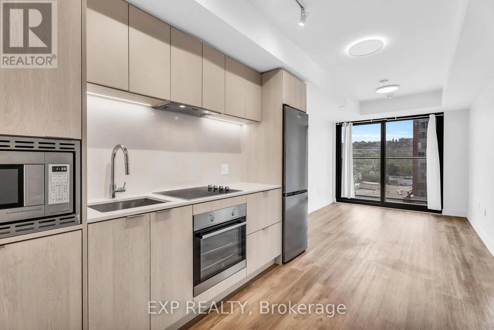 828 - 1 JARVIS STREET