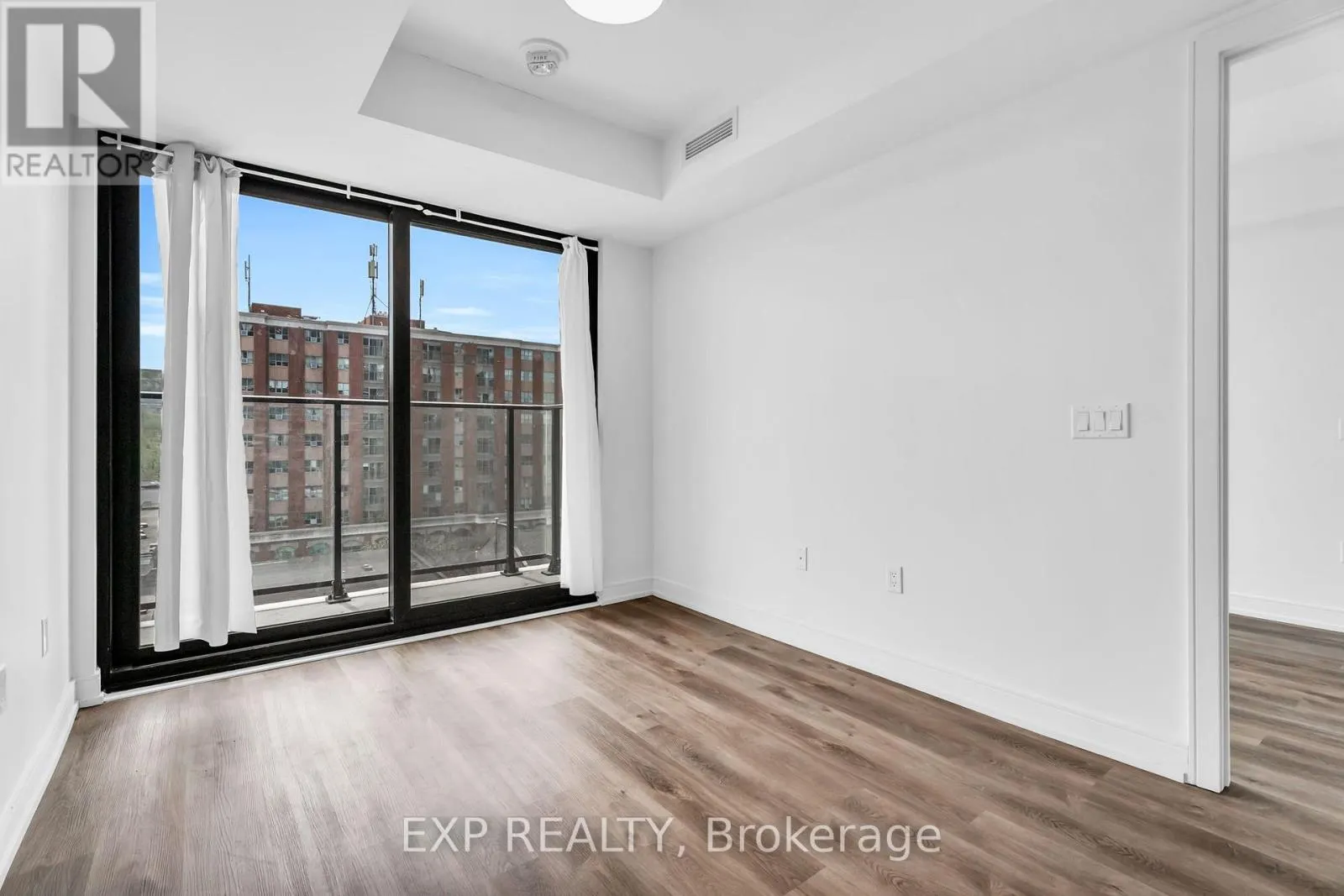 828 - 1 JARVIS STREET