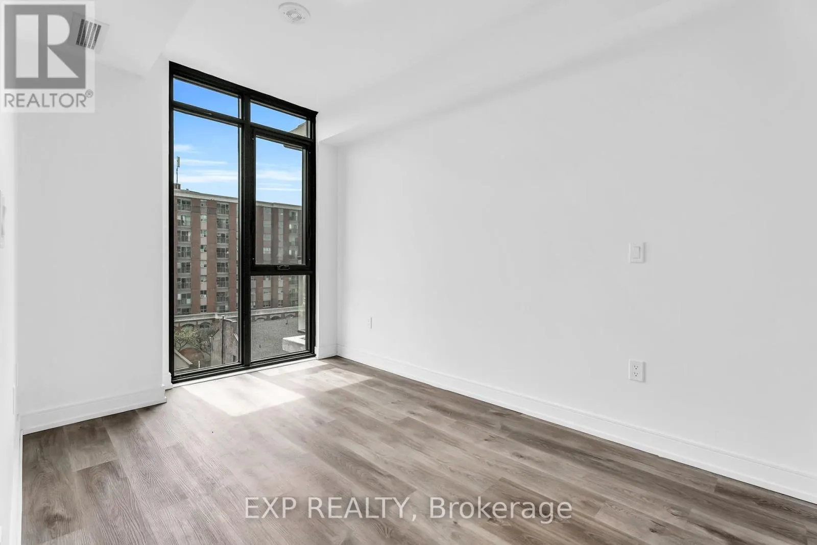 828 - 1 JARVIS STREET