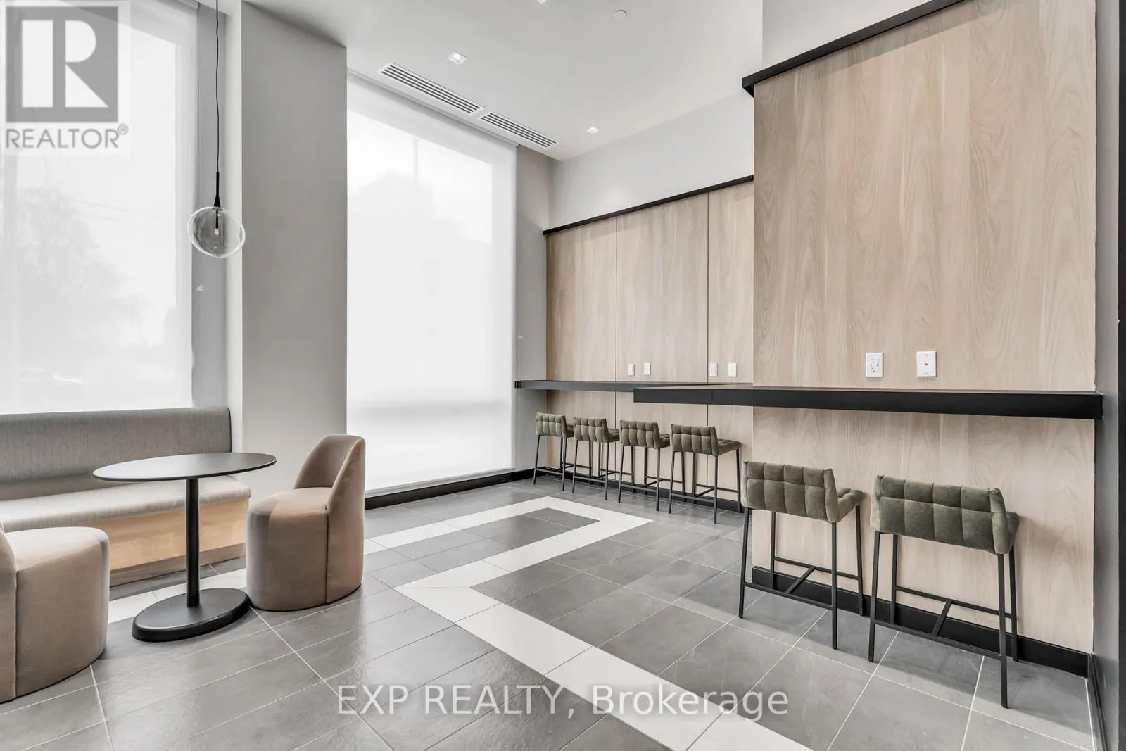 828 - 1 JARVIS STREET
