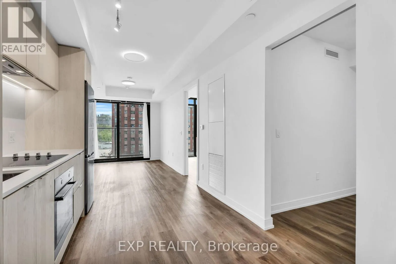 828 - 1 JARVIS STREET