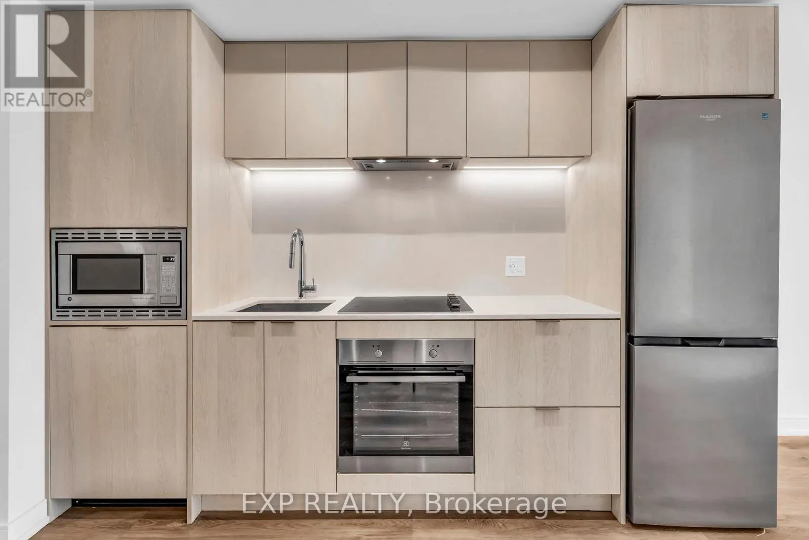 828 - 1 JARVIS STREET