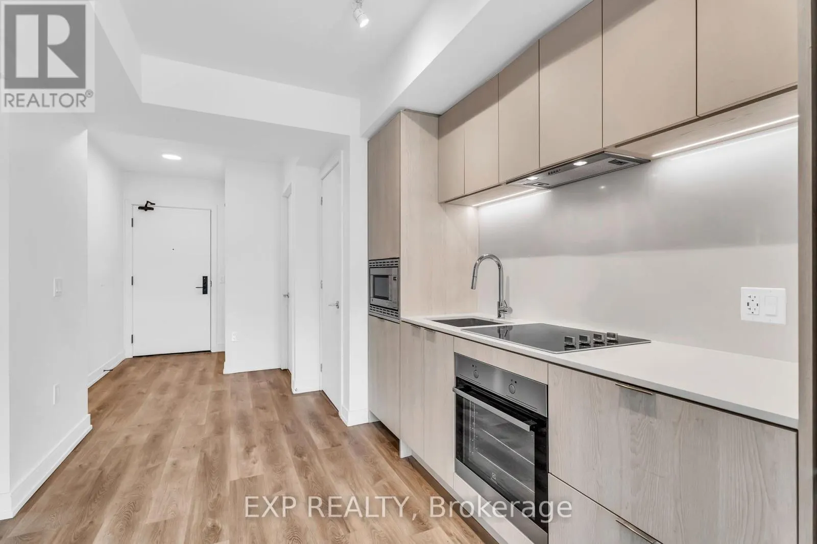 828 - 1 JARVIS STREET