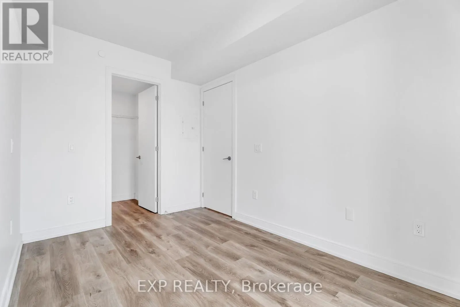 828 - 1 JARVIS STREET