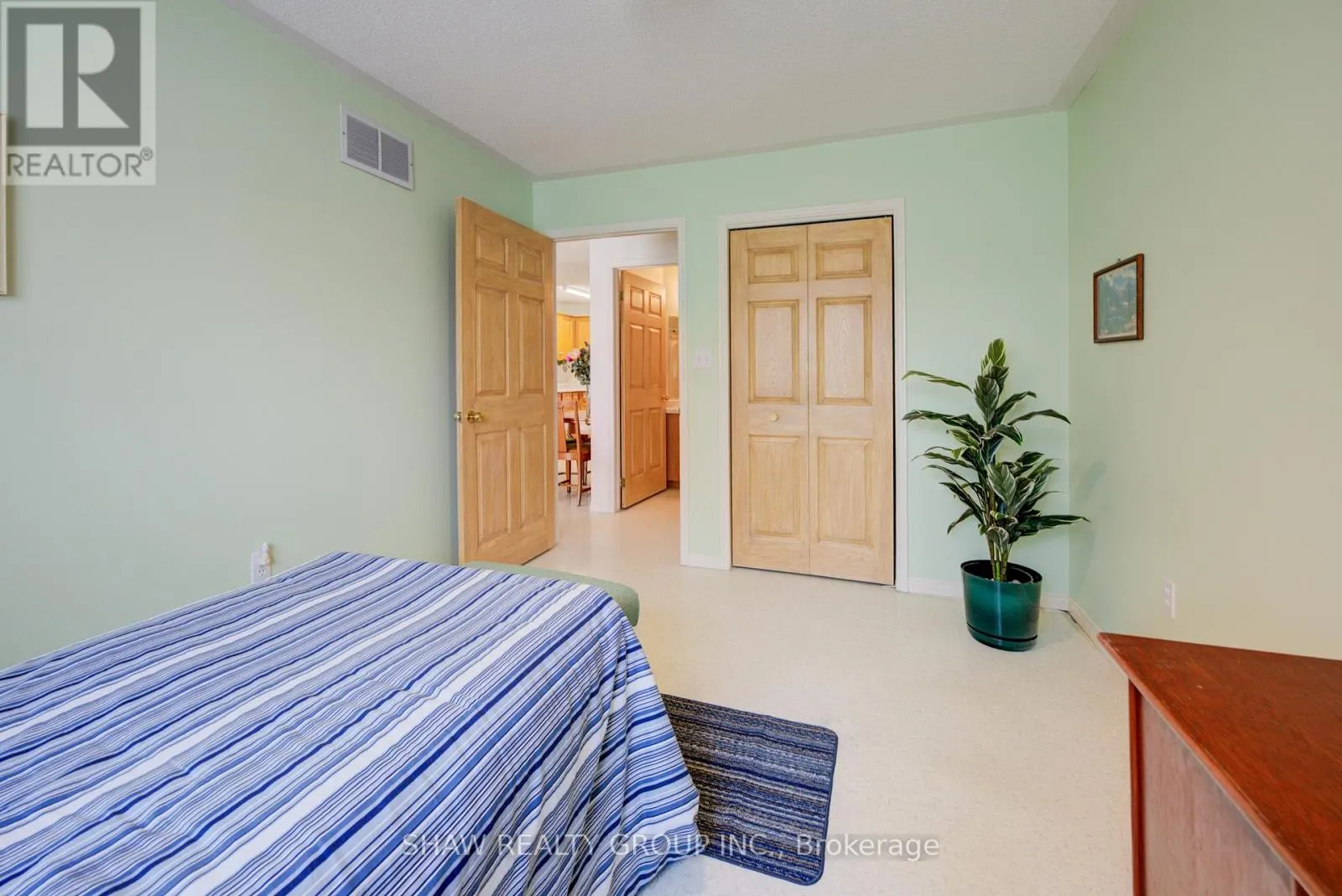 29 - 300 JOHN STREET S