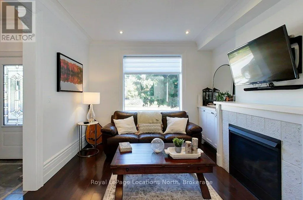 107 TROWBRIDGE STREET W