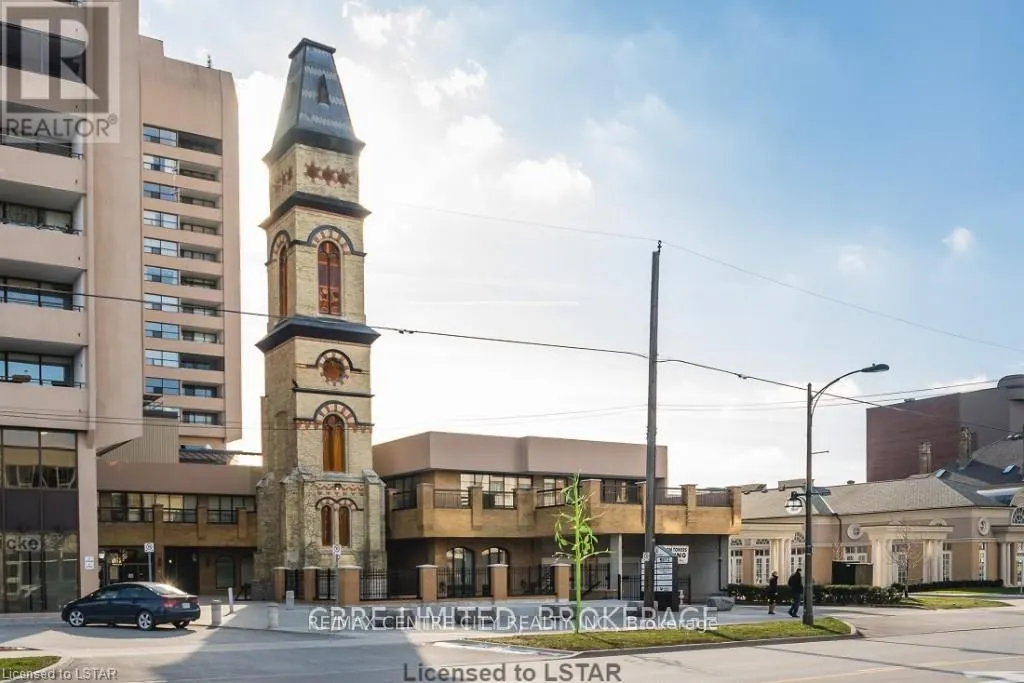 220 - 379 DUNDAS STREET, #220