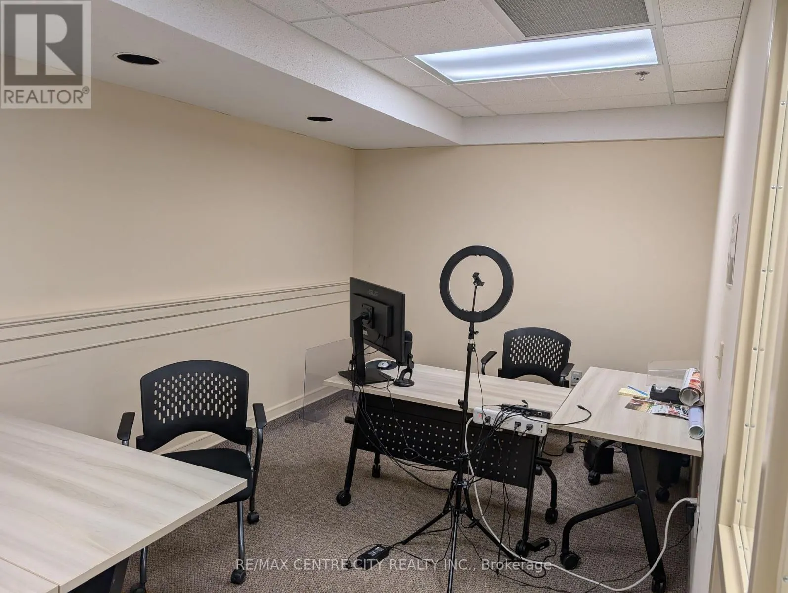 220 - 379 DUNDAS STREET, #220