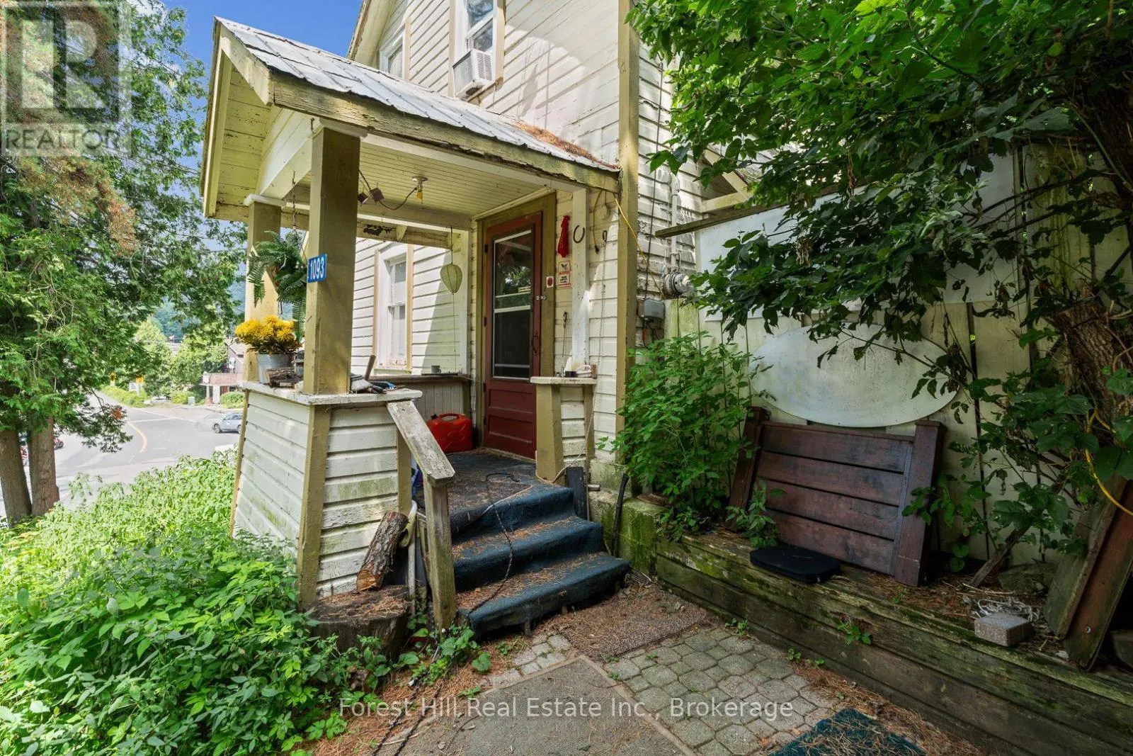 1093 MAIN STREET