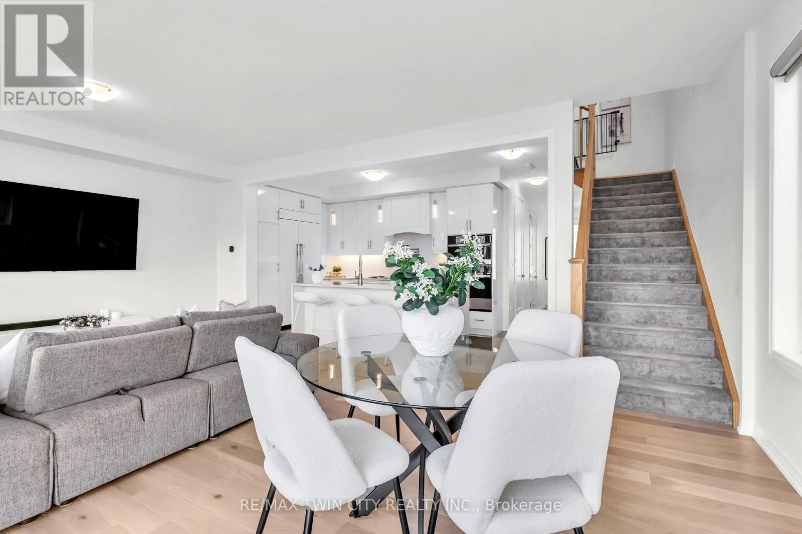 35 CROSSMORE CRESCENT