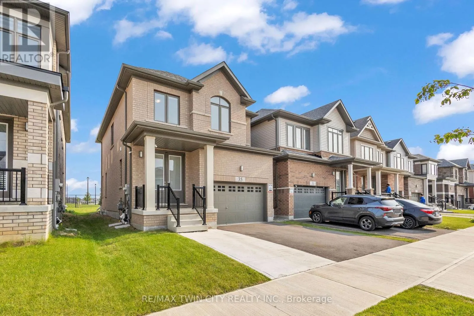 35 CROSSMORE CRESCENT