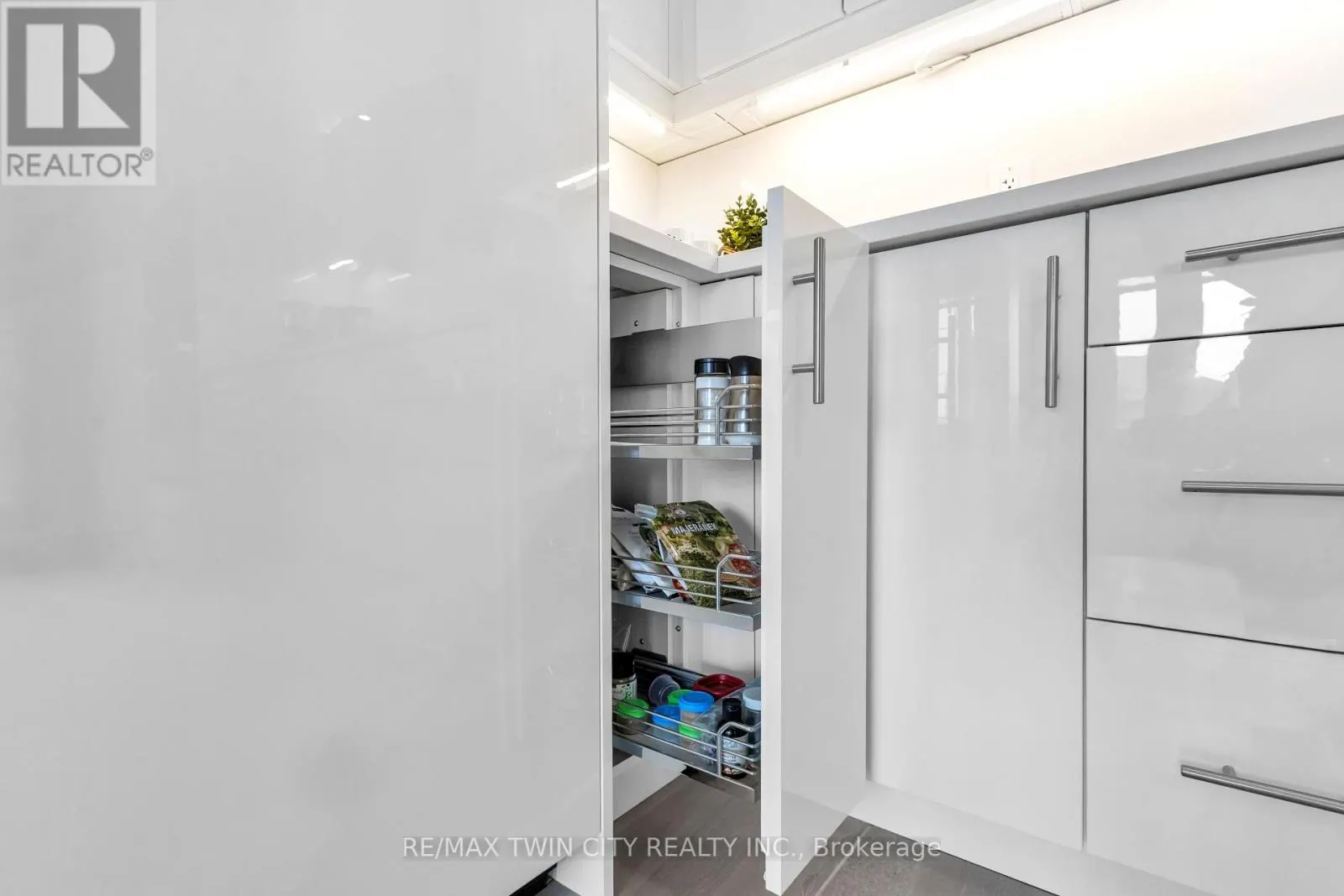 35 CROSSMORE CRESCENT