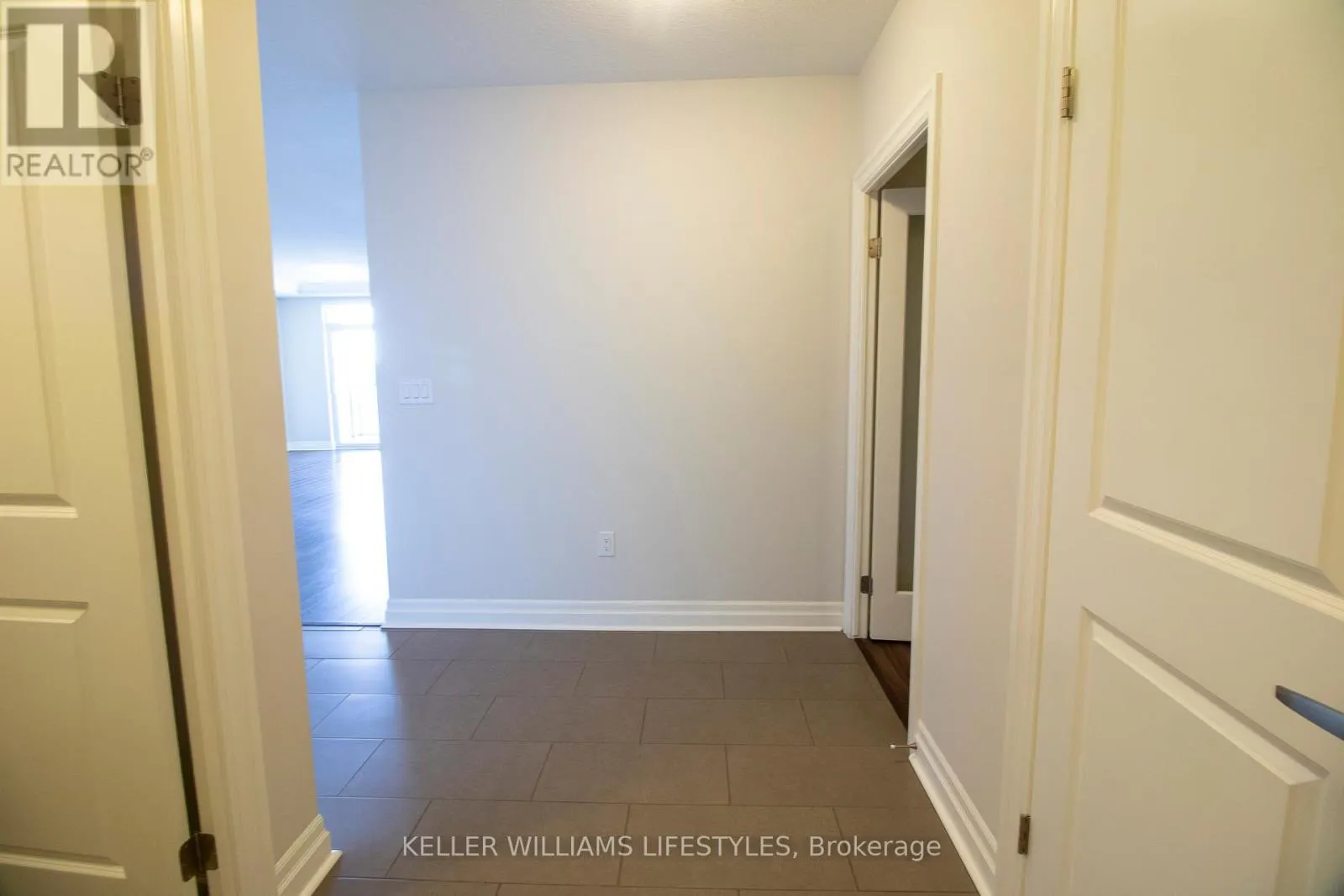 512 - 260 VILLAGE WALK BOULEVARD, #512