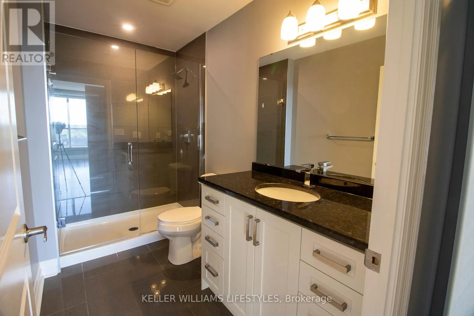 512 - 260 VILLAGE WALK BOULEVARD, #512