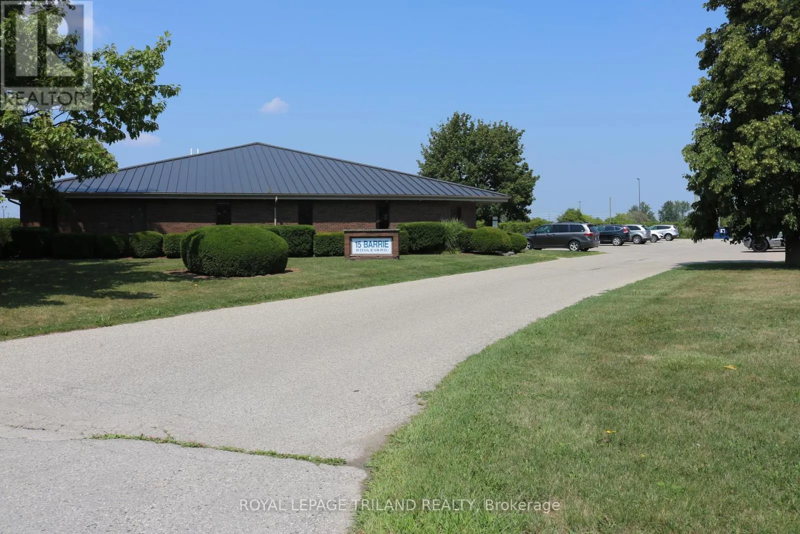15 BARRIE BOULEVARD