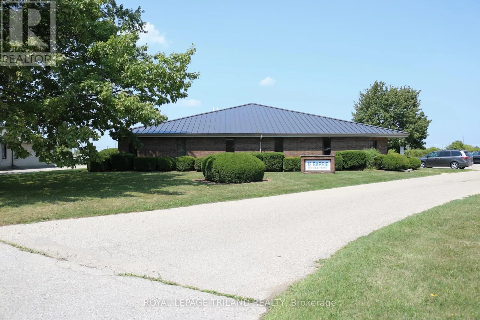 15 BARRIE BOULEVARD