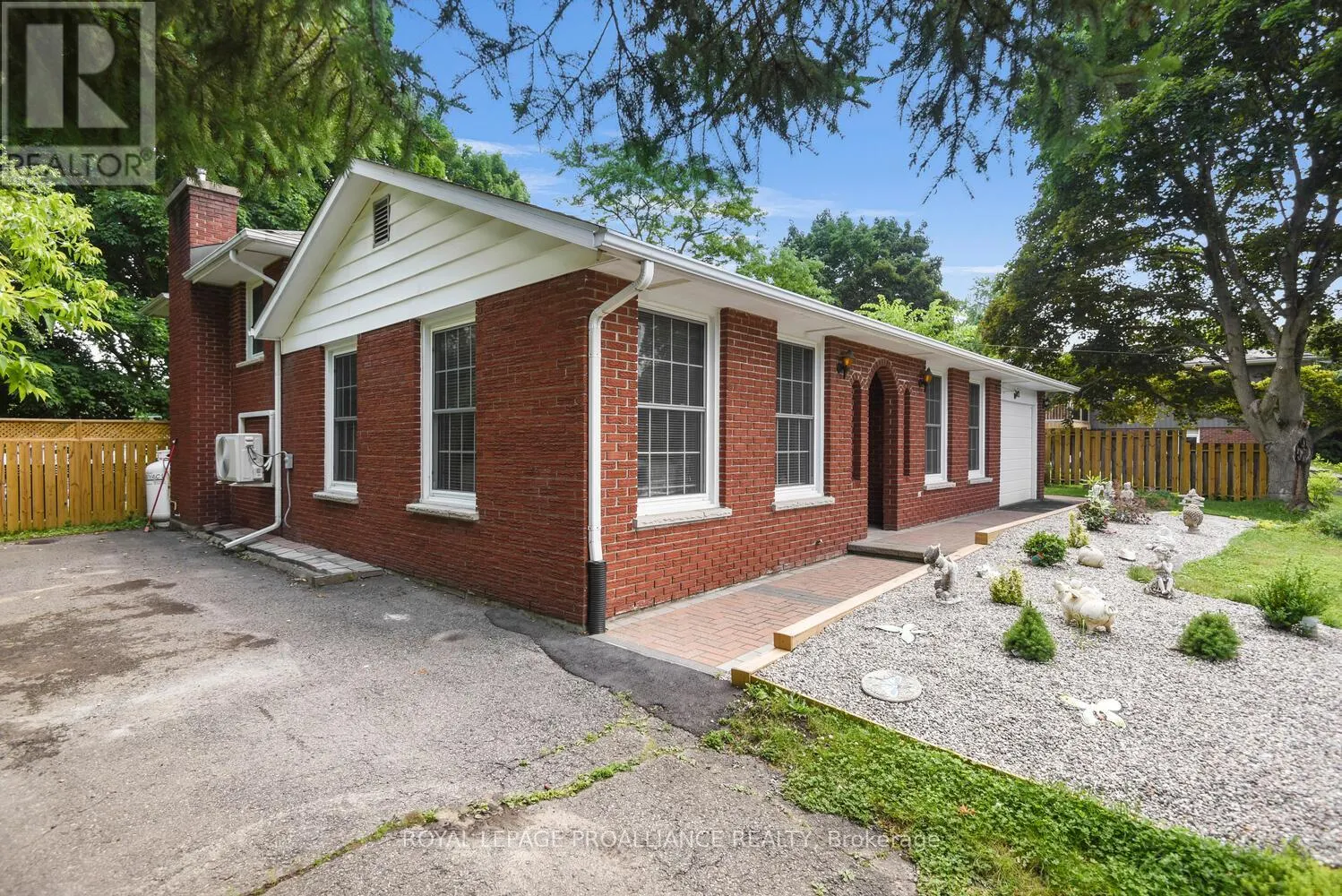 342 ABBOTT STREET W