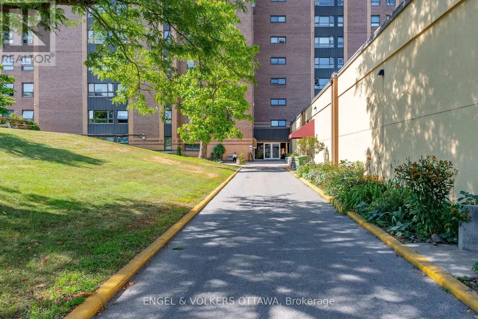 8 - 1356 MEADOWLANDS DRIVE E