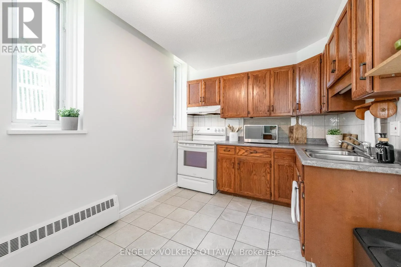 8 - 1356 MEADOWLANDS DRIVE E