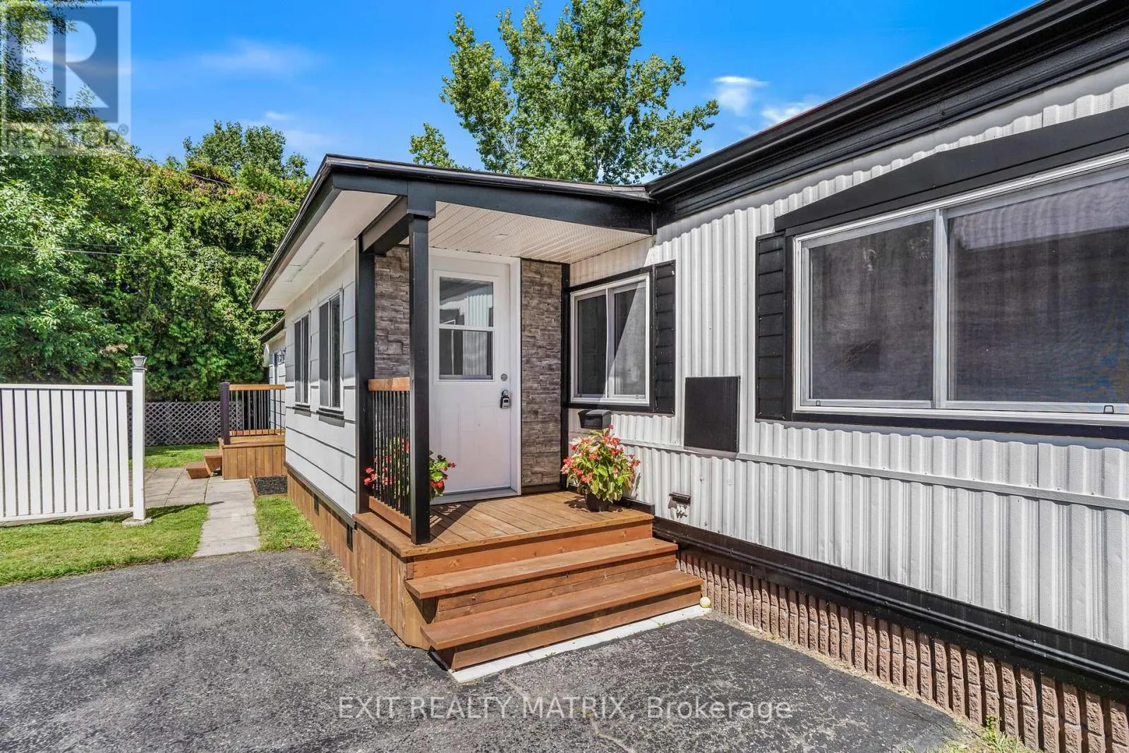 4 - 307 FRONT ROAD E