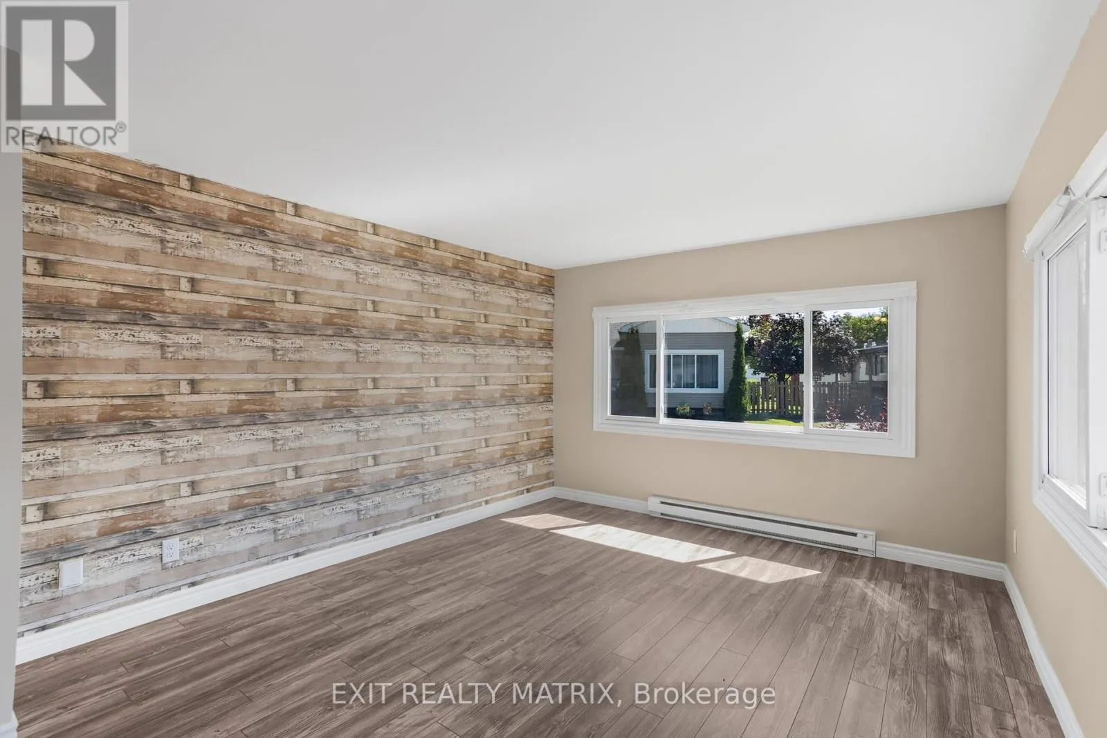 4 - 307 FRONT ROAD E