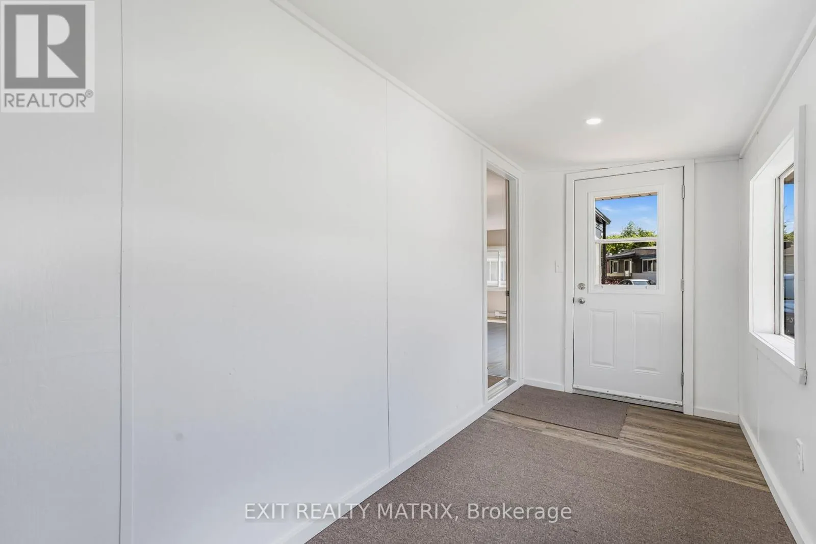 4 - 307 FRONT ROAD E