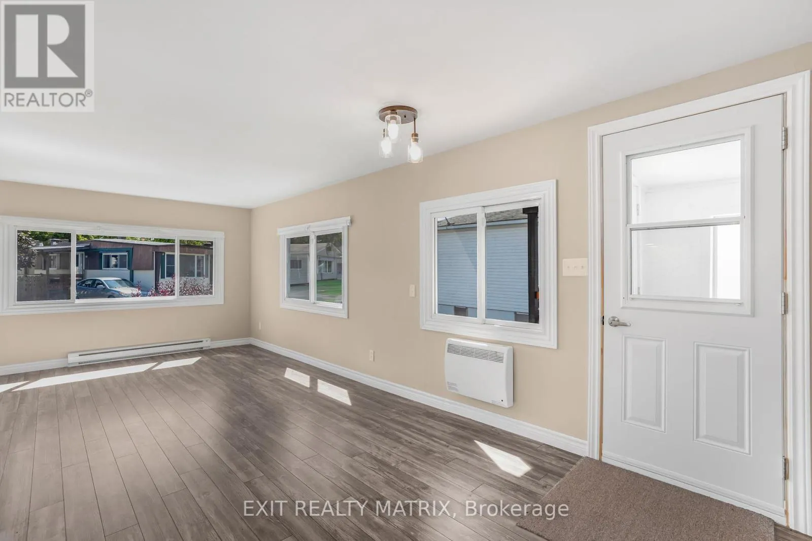 4 - 307 FRONT ROAD E