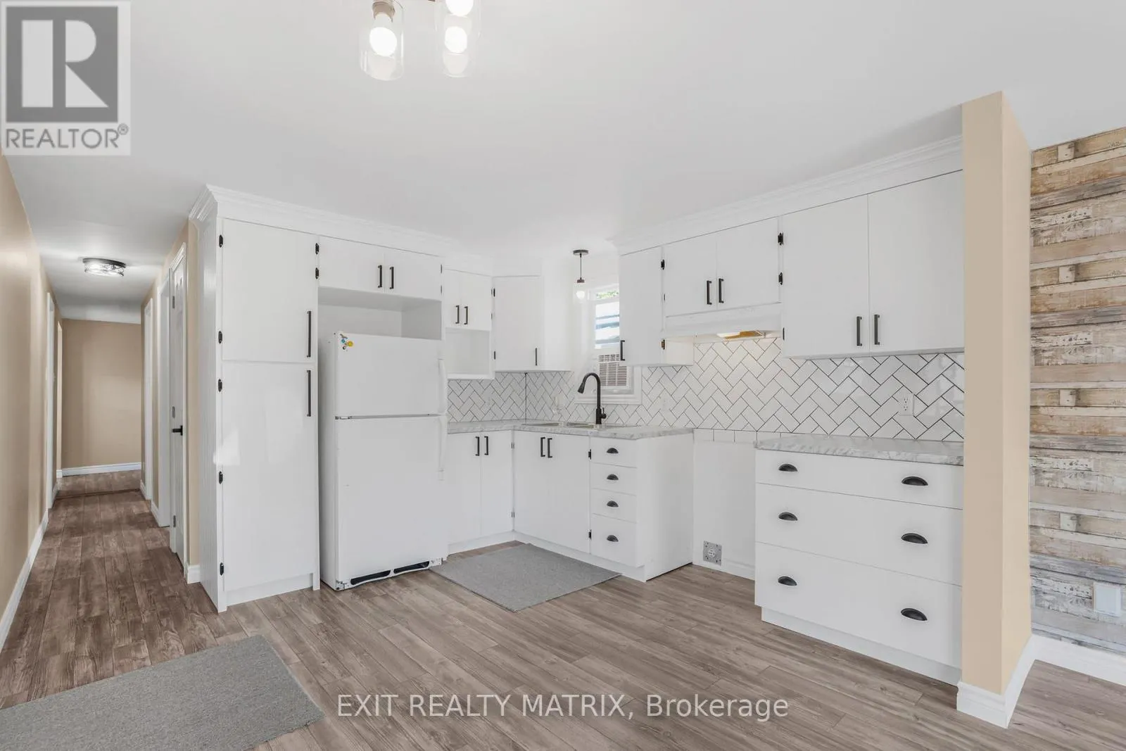 4 - 307 FRONT ROAD E